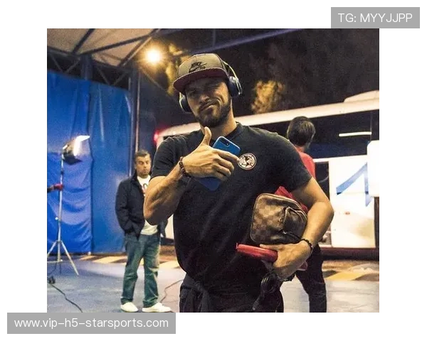 为什么职业选手在赛场上如此依赖耳机沟通